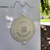 A Sion, une médaille portant un QR code, ouvre un espace digital pour y découvrir les 20 créations qui constituent les dix étapes de "Chasse à l'Art"